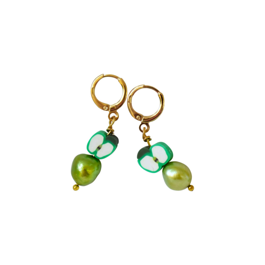 Grüner Apfel & Perlen Ohrringe – Fimo-Frucht & Süßwasserperlen | Ifemi Jewels
